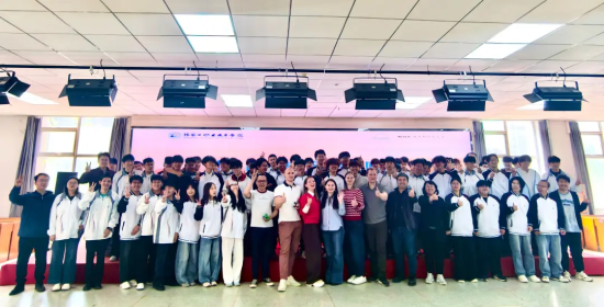 “一定去！”“Спасибо！”“俄罗斯见！”——这场外教欢送会，温情与欢笑拉满！