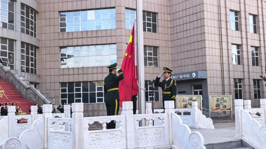 树实干精神 做新时代实干者｜机电工程学院举行周一升旗仪式