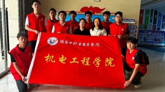 职教周“走出去” | 机电工程学院走进东宁街社区进行智能技术科普宣传
